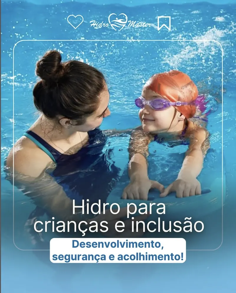 Professora acompanhando criança em aula de natação inclusiva em Guarulhos