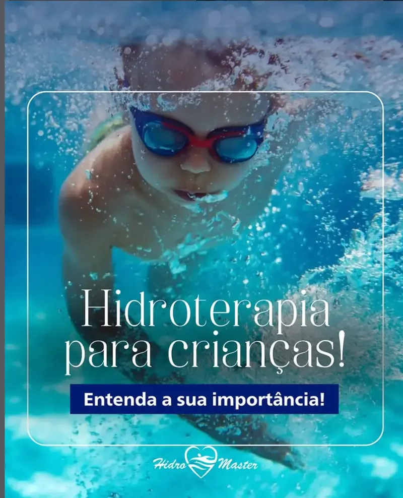 Criança nadando embaixo d'água durante aula de natação infantil