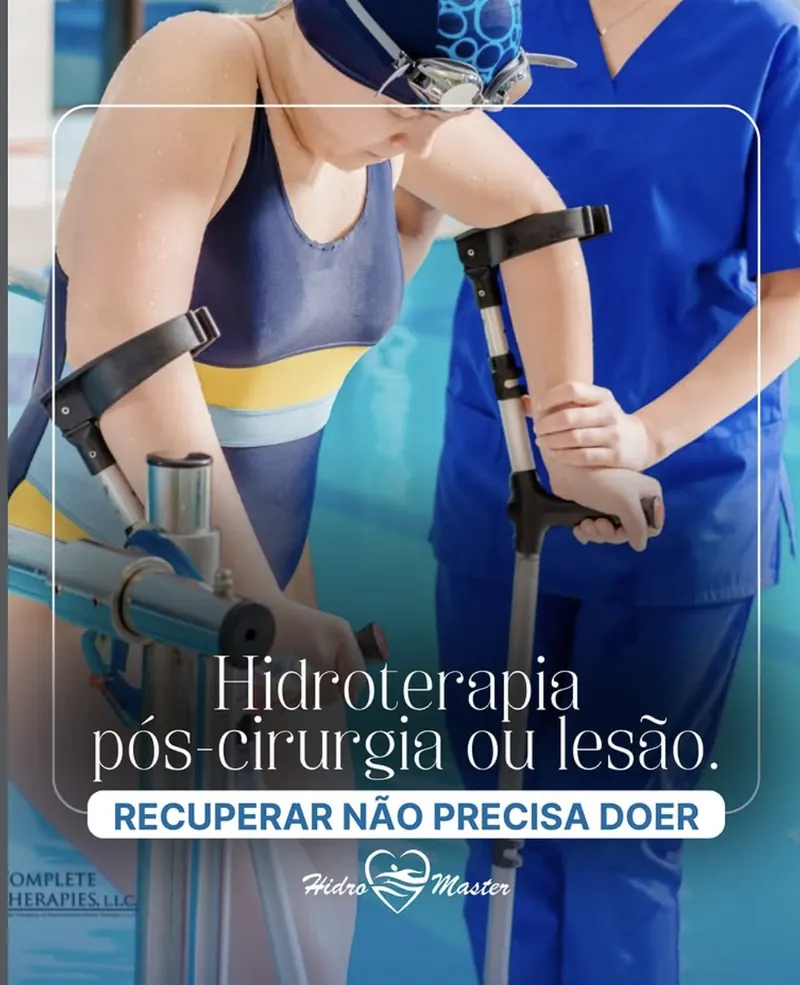 Paciente em hidroterapia de reabilitação pós-cirurgia com apoio profissional
