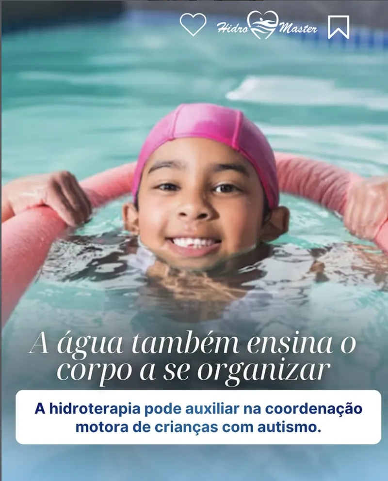 Criança sorrindo em sessão de hidroterapia para coordenação motora em Guarulhos