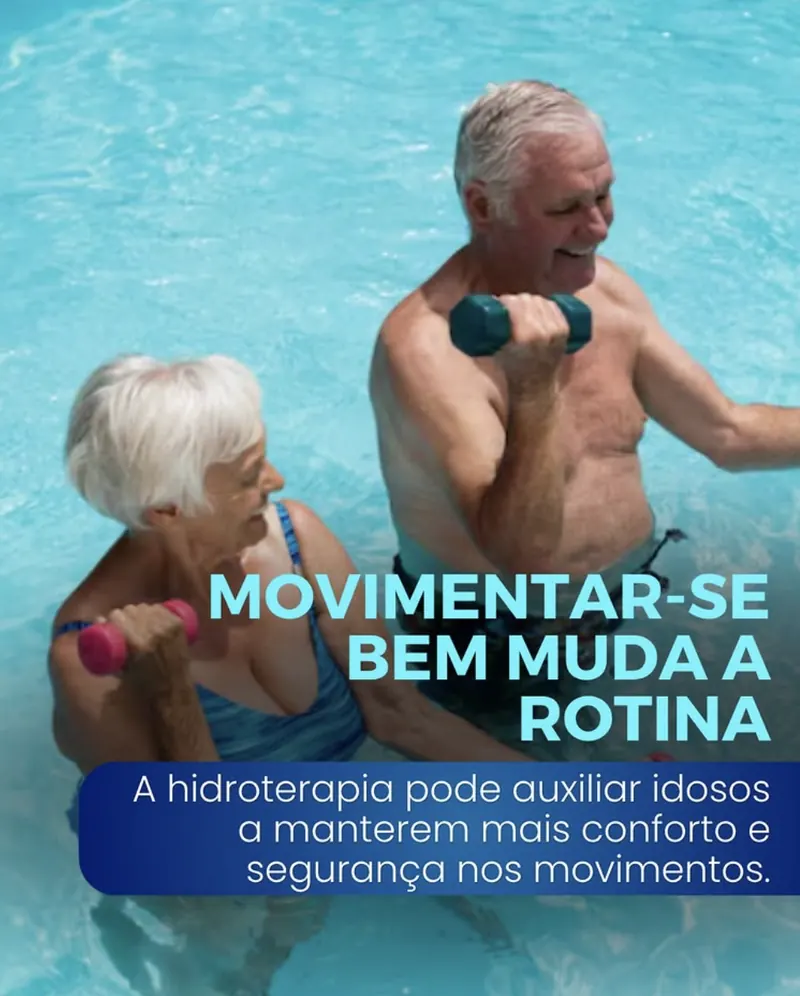 Idosos realizando hidroginástica com halteres na piscina da Clínica Hidromaster